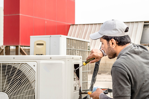 Read more about the article The Ultimate Guide to AC Maintenance Service in the UAE: 5 Essential Tips for Optimal Cooling